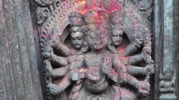 Oude boeddhistische hinduist tempel muur. Mooi gebeeldhouwde hout en steen — Stockvideo