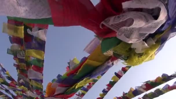 Bandeira de orações budistas em bouddhnath stupa e movimento de câmera, Nepal — Vídeo de Stock