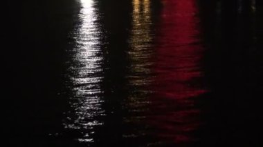 Karanlık ve bulanıklık gece nehir arka plan yansımaları ile