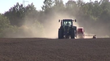 Tahıl ürün çiftlik alanı üzerinde tohum traktör