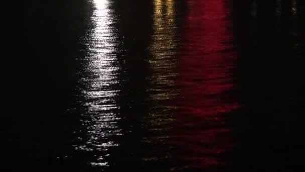 Dunkle und verschwommene Nacht Fluss Hintergrund mit Reflexionen — Stockvideo