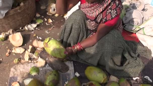 Skalar kokos med kniv i södra Indien Tamilnadu marknaden — Stockvideo