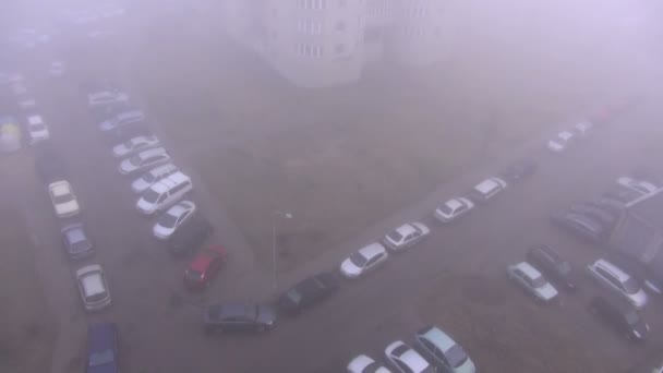 Σκούρο δεκαετίας ομίχλη το πρωί στην πόλη — Αρχείο Βίντεο