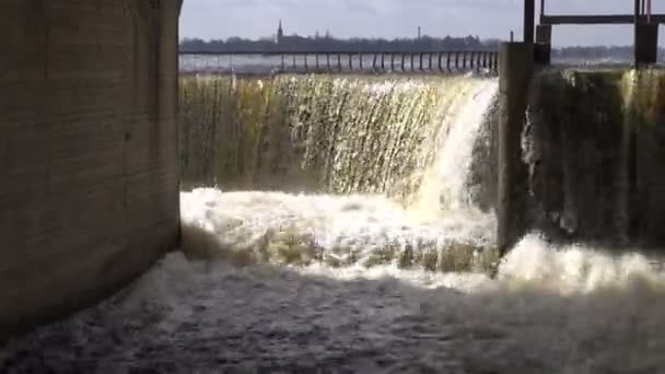 Barrage du lac au printemps. Débordement d'eau — Video