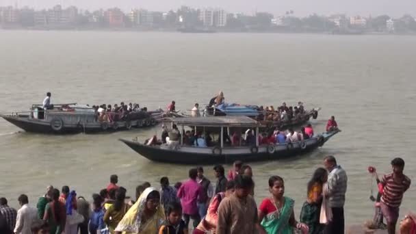 Kolkata ve tekne Dakshineswar Kali Tapınağı, 25 Aralık 2013, Kalküta, Hindistan yakınındaki dualarla Hoogly Nehri — Stok video
