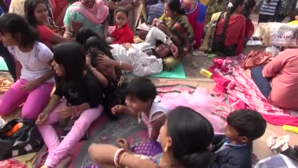 Люди біля Dakshineswar Калі храму, 25 грудня 2013, Колката (Калькутта) Індії — стокове відео