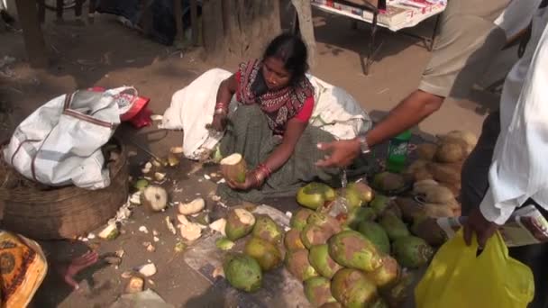 Mulher descascando coco com faca do mercado sul da Índia Tamilnadu, 29 de dezembro de 2013 — Vídeo de Stock