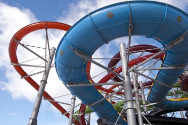 Mavi gökyüzü arka plan üzerinde renkli nargile aqua park