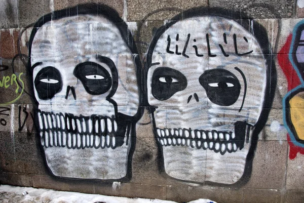 Két graffiti koponya a városfal — Stock Fotó