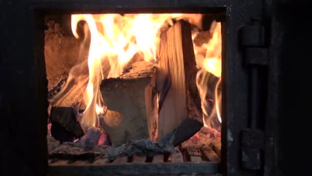 Fuego en la chimenea del horno — Vídeo de stock