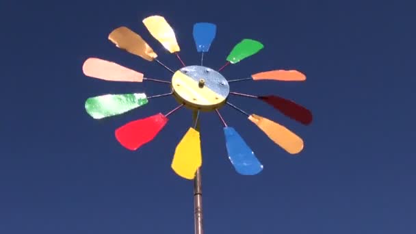 Hermoso molino de viento colorido en el cielo fondo — Vídeo de stock