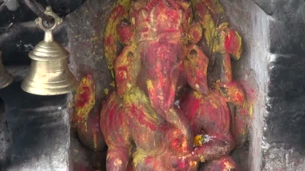 Deus hinduísmo alívio Ganesha na parede em Katmandu, Nepal — Vídeo de Stock