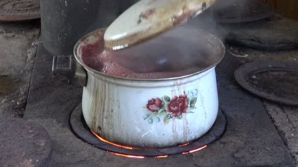 Olla hirviendo con remolacha vegetal en horno viejo — Vídeo de stock