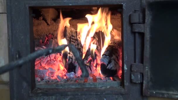 Fuego en el antiguo horno de granja — Vídeos de Stock