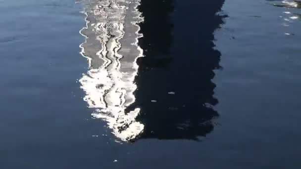 Città case riflessioni sullo sfondo dell'acqua del fiume — Video Stock