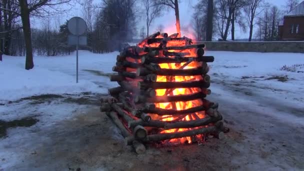 Vacanze invernali fuoco serale sulla neve nel parco — Video Stock