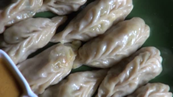Nepalí tradicional dumpling momo en Katmandú restaurante — Vídeos de Stock