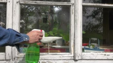 очищення вікон у фермі будинку