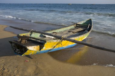 bengal deniz kumsalda tamilnadu, Hindistan bulunan ahşap balıkçı teknesi