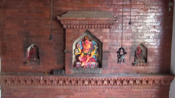 Temple wall with hindu gods in Katmandu old town, Nepal — Stock Video