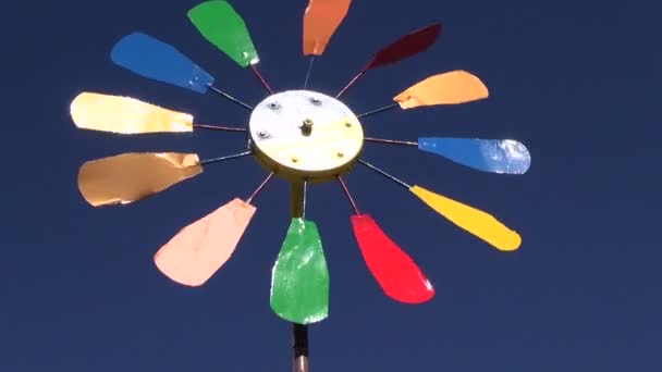 Hermoso molino de viento colorido en el cielo fondo — Vídeos de Stock