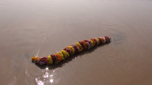 Guirlande de fleurs rituelles hindoues et vagues de la baie du Bengale sur la plage — Video