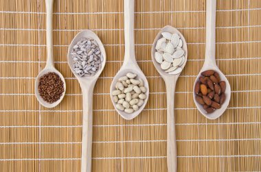 Vejetaryen diyet yemek beş tahta kaşıkla