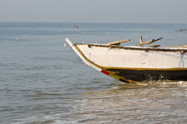 balıkçı teknesi bengal deniz plajda, Hindistan