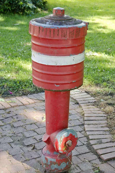 Red fire hydrant na chodniku miasta — Zdjęcie stockowe