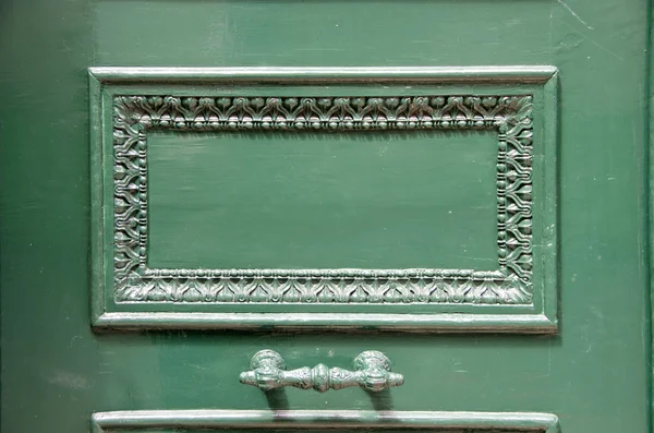 Vieux fragment de porte en bois vert avec poignée — Photo