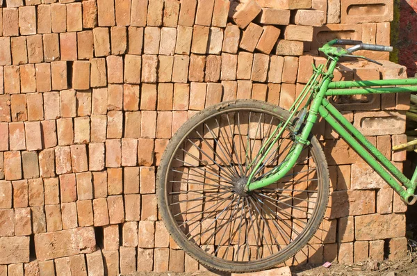 Altes gebrauchtes Fahrrad in der Nähe von roten Ziegelsteinen, Indien — Stockfoto