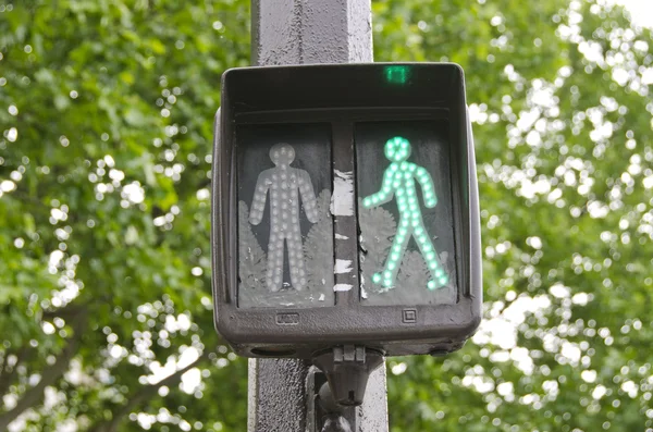 Znak sygnał zielony światło ruchu przy ulicy — Zdjęcie stockowe