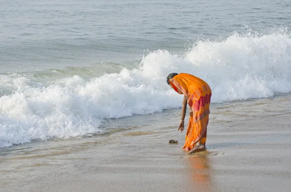 Indian woman with colorful sari on sea beach — Stock Photo, Image