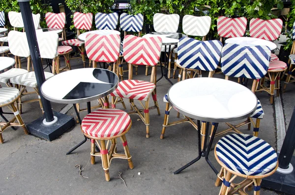 Lege mooie straat café restaurant meubels in Parijs — Stockfoto