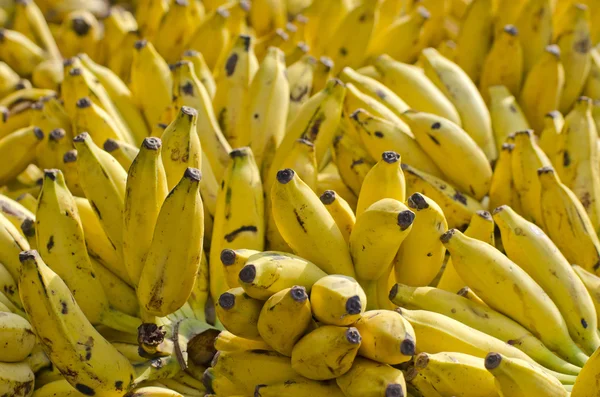 Molte banane mature grappolo nel mercato asiatico — Foto Stock