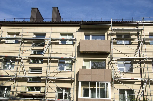 Stedelijke huis restauratiewerken en steigers — Stockfoto