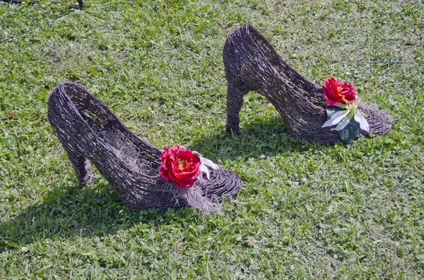 Shoe stiletto wooden florist composition on grass — Stock Photo, Image
