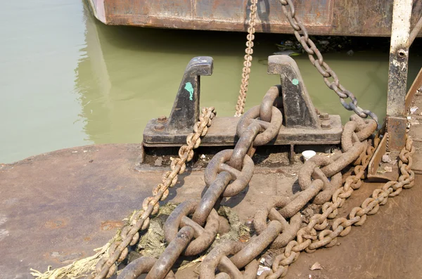 Âncora corrente enferrujada no porto da Ásia — Fotografia de Stock