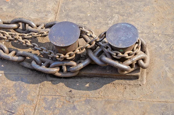 Ancla pesada cadena metálica oxidada en el puerto —  Fotos de Stock