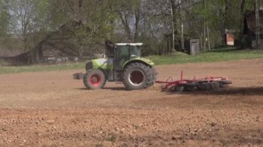 Traktör arazi baharda yetiştiriliyor.