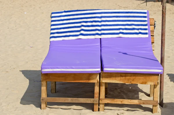 Divani rilassanti posti sulla sabbia della spiaggia, Goa — Foto Stock