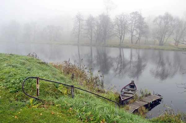 Brouillard d'automne et bateau dans la rivière — Photo