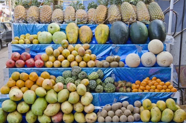 Varias frutas y verduras en Asia bazar — Foto de Stock