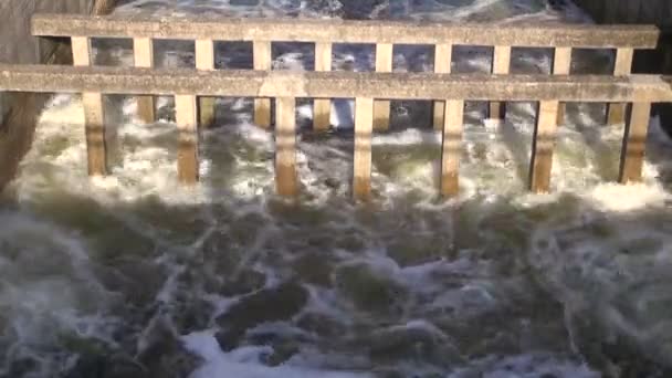 Construção de barragem de rio e respingo de água — Vídeo de Stock