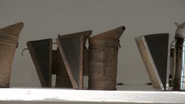 Arı Sigara içenler ve diğer eski arıcılık ekipmanları