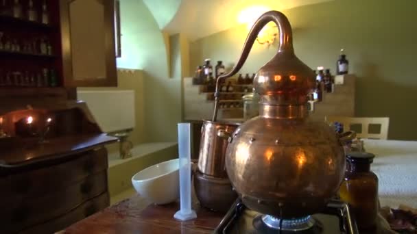 Historische parfum en cosmetica laboratorium in museum — Stockvideo