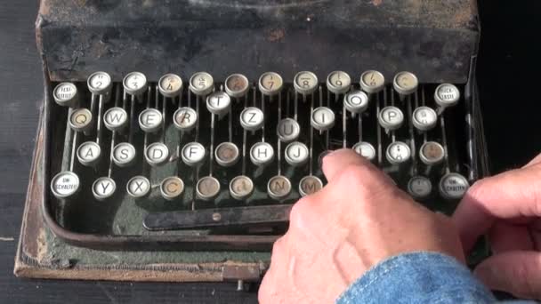 Olhando teclado máquina de escrever antiga — Vídeo de Stock