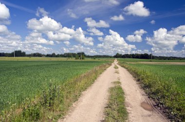 Kırsal yol alanları ve mavi gökyüzü bulutlu