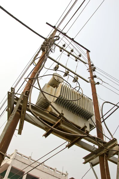 Postes, cables y cables eléctricos en Asía, Nepal — Foto de Stock