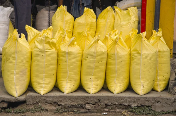 Желтый промышленный мешок на уличном рынке Азии — стоковое фото